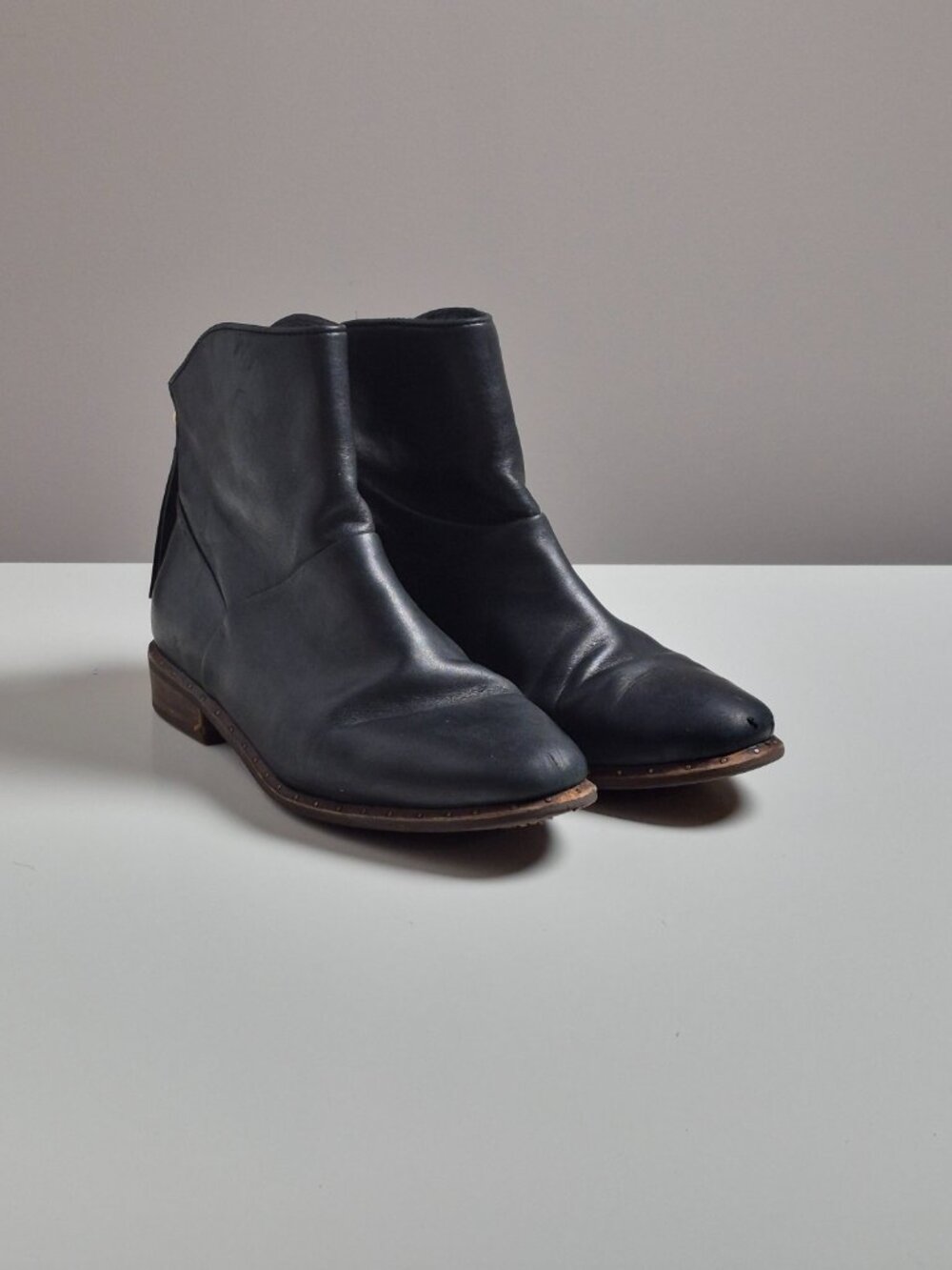 UGG Elora Women’s 7.5 Black Leather Ankle Boots Zip Low Heel F20017E